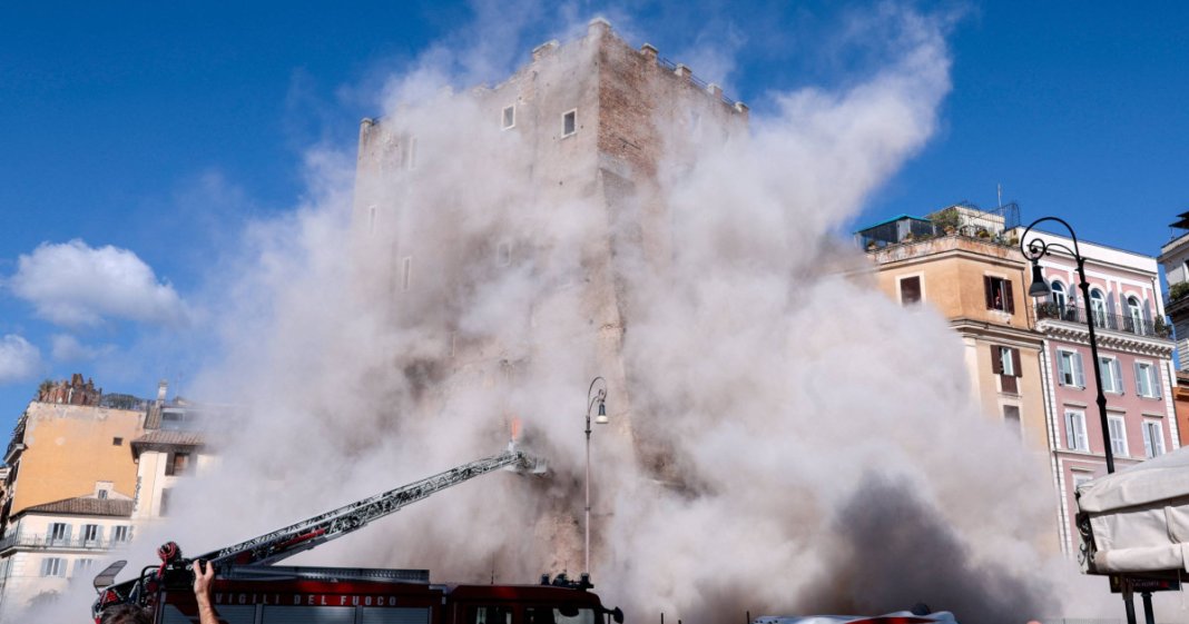 Căderea parțială a vechiului Turn Torre dei Conti din Roma în cursul lucrărilor de restaurare: un lucrător spitalizat
