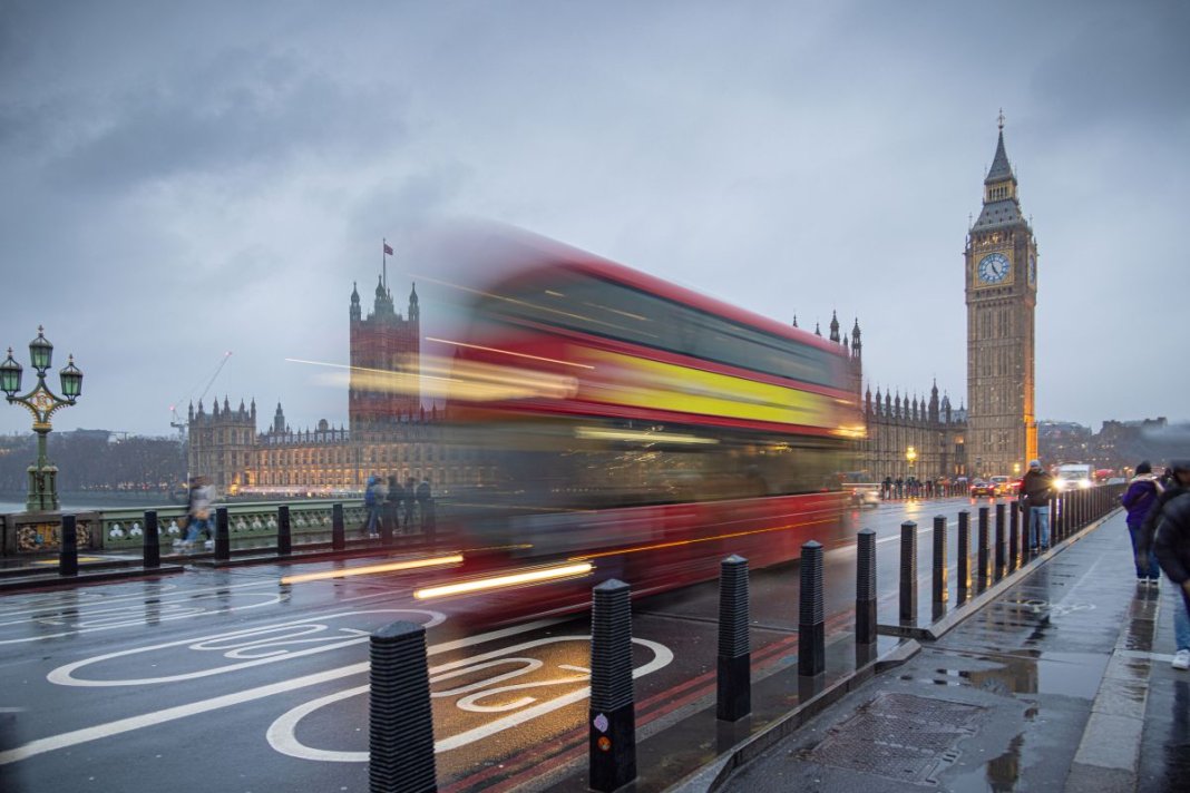 Doi bărbați reținuți după ce mai mulți călători au fost atacați cu cuțitul într-un tren