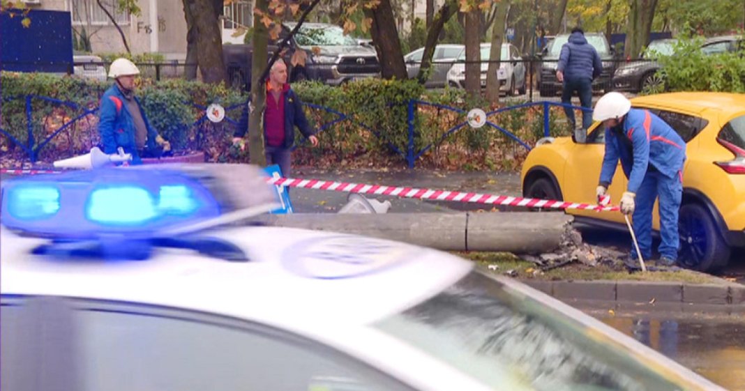 Incident major în București: un stâlp de curent s-a prăbușit pe bulevard după ce a fost izbit de un autoturism. O persoană a fost rănită
