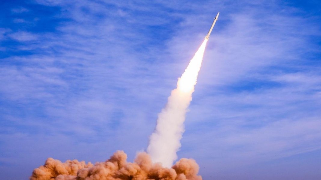 Ucraina declară că a lansat un atac asupra Rusiei utilizând rachetele indigene Flamingo. Cât de similare sunt acestea cu Tomahawk-urile americane?