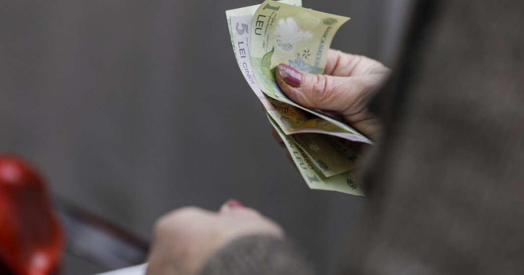 Aproape 883.000 de cetățeni români beneficiază de indemnizația socială destinată pensionarilor.