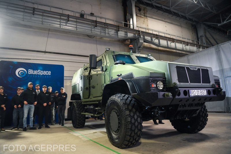 FOTO: Primul transportor blindat realizat integral în România, conform cerințelor NATO privind protecția balistică