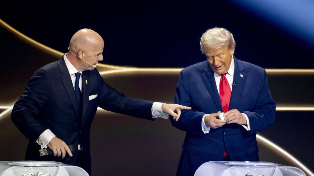Gianni Infantino și-a agitat telefonul în fața lui Donald Trump la gala FIFA. Ce a urmat