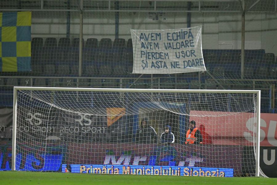 Ironie la maxim! Mesajul văzut la partida Slobozia – FCSB: „Avem echipă, avem valoare…”