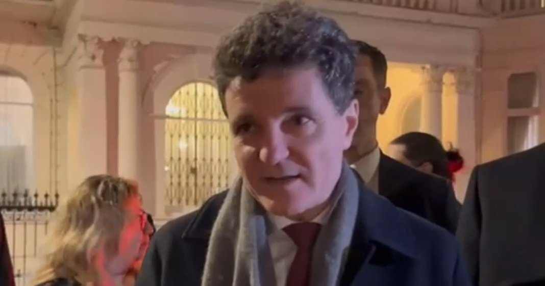 Românii din Londra l-au primit pe președinte la ambasadă: „Nicușoare, nu mai sta pe gânduri, apără Justiția”. Mesajul transmis cetățenilor.