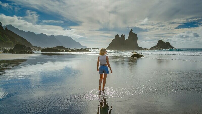 Tragedie în Tenerife: Un român a decedat și altul este rănit după ce un val imens a lovit o piscină naturală