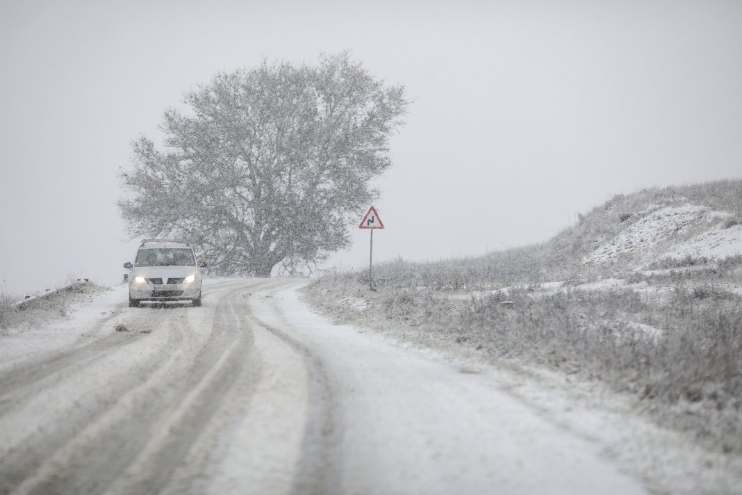 Nicușor Dan, ținut o noapte în Paris. Cauzele întârzierii aeronavei militare Spartan care l-a transportat în Franța.