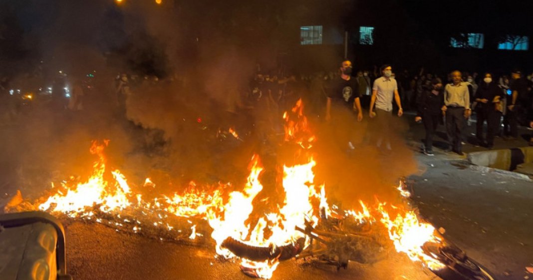 Protestele din Iran se intensifică: 38 de decese, 950 de agenți de poliție răniți. „Dacă doresc să ne tragă, să o facă! Suntem sătui”