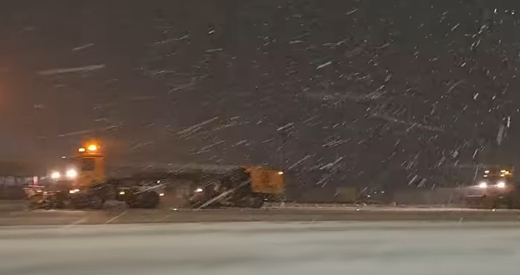 A fost activat codul portocaliu de viscol pentru 12 județe și București. Meteorologii alertează că este „cel mai grav episod de iarnă” / Autoritățile sugerează: „Evitați călătoriile”