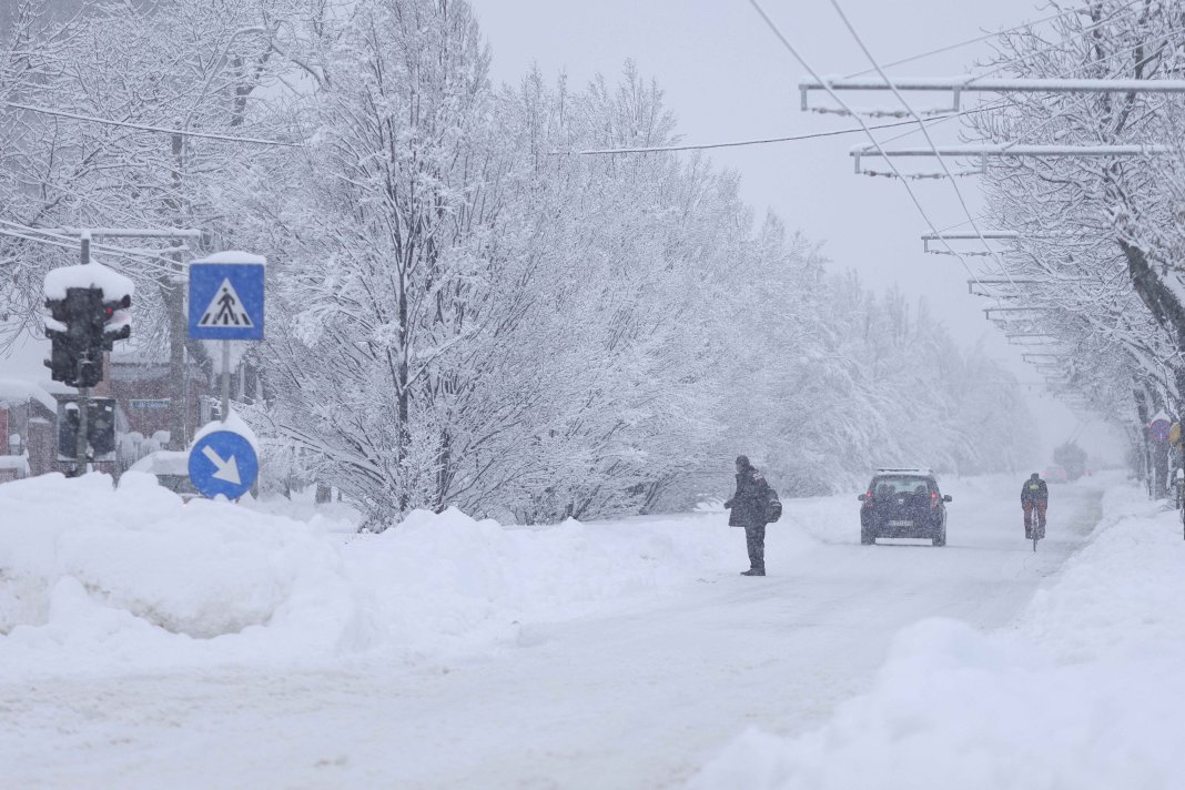 Alertă meteorologică: Cod galben de ninsoare și viscol în București și 16 județe, emis de ANM / Strat proaspăt de zăpadă.