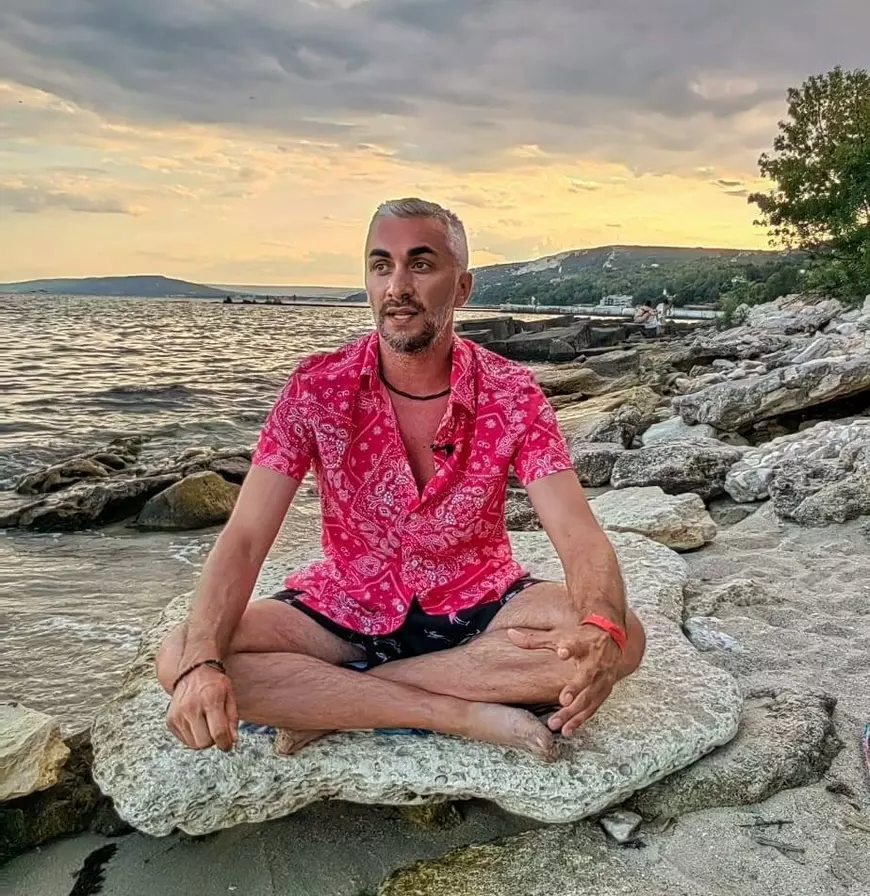 Un ex-angajat STB și TAROM, care comercializa parfumuri în paralel cu munca la stat, s-a transformat între timp în terapeut Reiki.