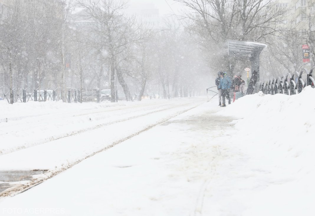 Unde va cădea zăpadă abundent în orele următoare. Mesaj de urgență de la ANM / Starea circulației pe șoselele din România. Situația la Gara de Nord.