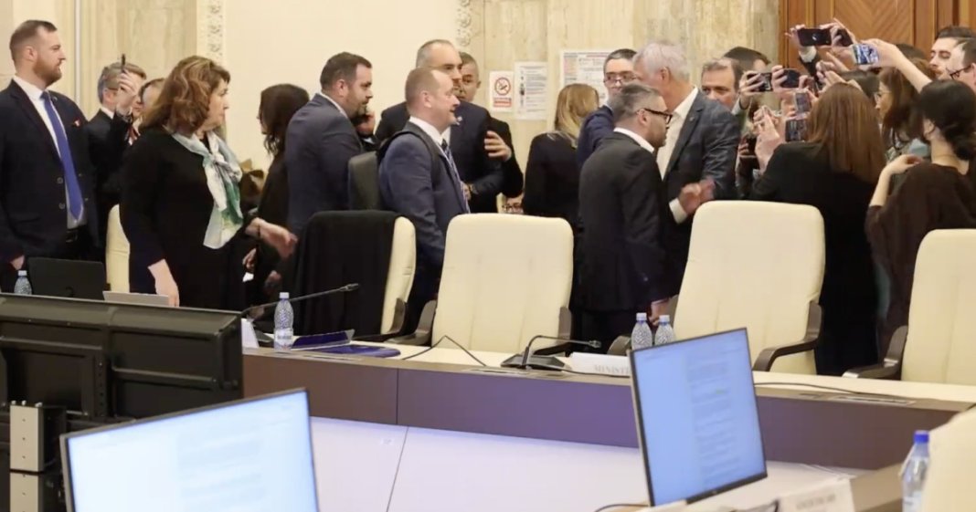 „Democrația în pericol!”. Haos la votul sprijinului pentru pensionari: propunerea a fost refuzată, deși inițial...