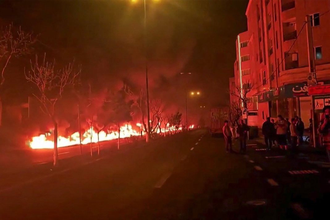 Israel a lovit pentru prima dată, de la începutul conflictului, instalații de stocare a petrolului iranian.