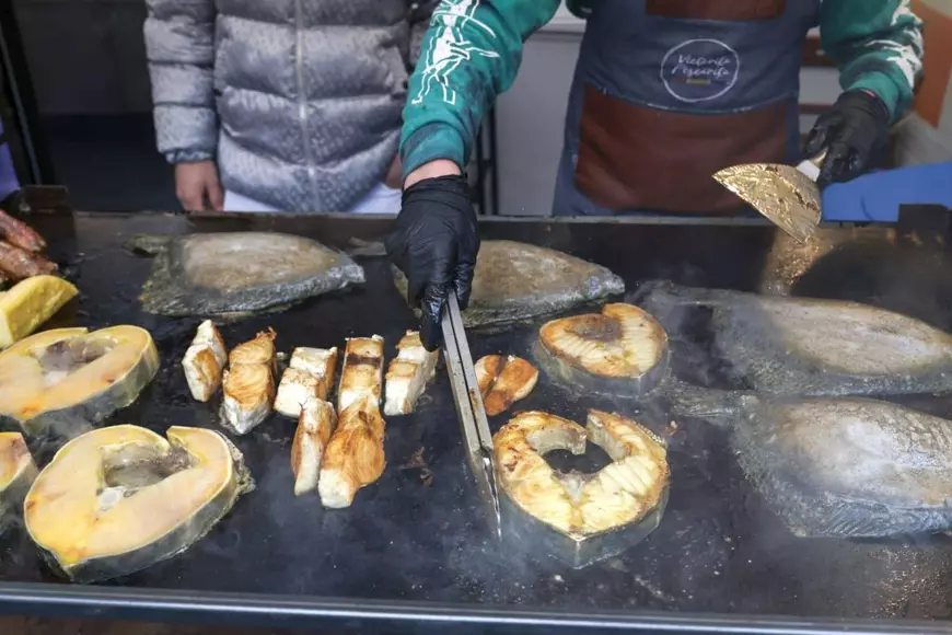 Borș de pește și mici din pește, apreciate de bucureșteni. Costul unui kilogram de cozonac.