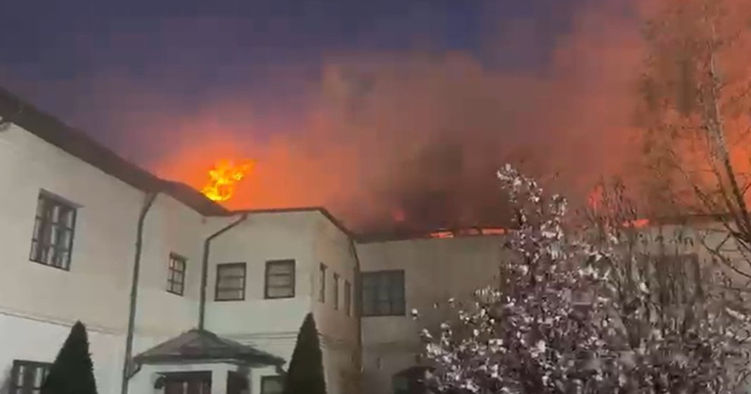 Incendiu devastator la o mănăstire din Vâlcea. Pompierii din trei județe sunt în acțiune.