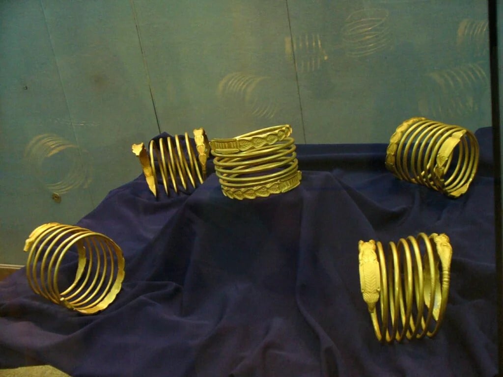 Tezaurul dacic de 2 milioane de euro, sustras din Munții Orăștiei și comercializat pe piața ilegală, are conexiuni cu „cartelul sârbe”