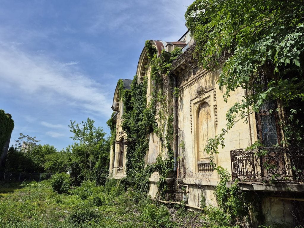 Construcția avariată din București care găzduiește biroul social al 650 de companii, dintre care unele sunt subiecți ai anchetei DNA.
