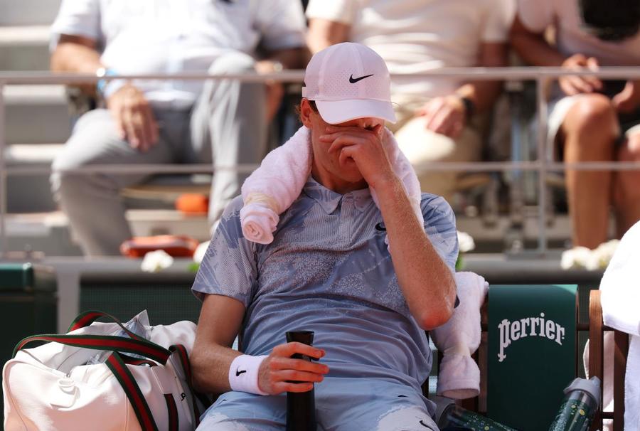 Jannik Sinner a apărut devastat la conferința de presă după înfrângerea de la Roland Garros: „Nu s-a întâmplat din cauza temperaturii”