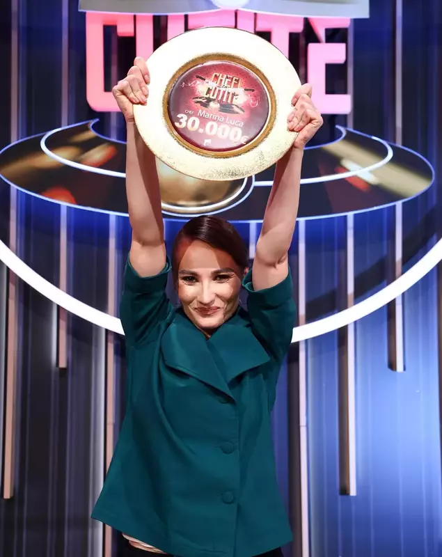 Marina Luca a câștigat ediția 17 a show-ului Chefi la cuțite 2026 Marina Luca a câștigat ediția 17 a show-ului Chefi la cuțite 2026. Ce premiu a primit împreună cu Cuțitul de aur al chef-ului Sautner?