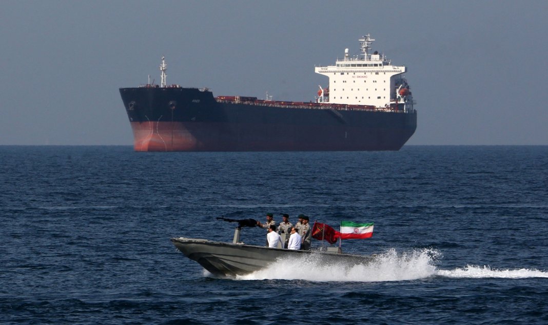 „Represalii defensive: Forțele armate ale Statelor Unite au atacat instalații și ambarcațiuni iraniene în apropierea Strâmtorii Ormuz”