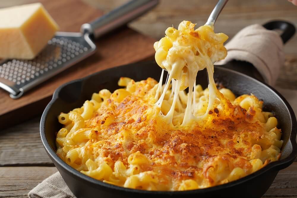 Delicious,Baked,Macaroni,And,Cheese,With,Melted,Cheese,Pull