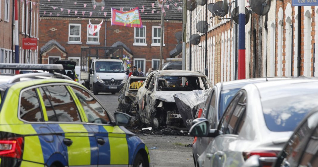 Trei familii românești impactate de violențele din Belfast: MAE informează despre vandalizarea locuințelor lor.