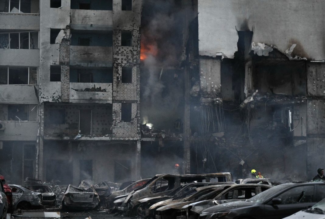 Atac devastator asupra Kievului înainte de summitul NATO: Clădiri in flăcări și scene dramatice în Capitală / Minimum 9 decese și 34 de răniți
