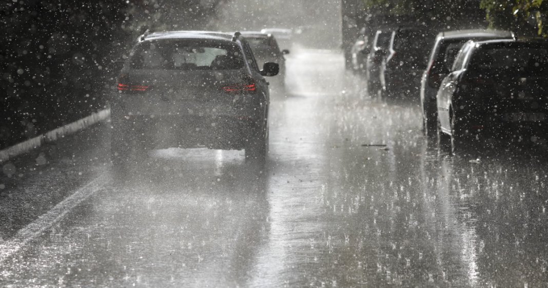 Cod galben de precipitații și furtuni în 26 de județe și București. Previziunea meteorologică pentru săptămâna următoare