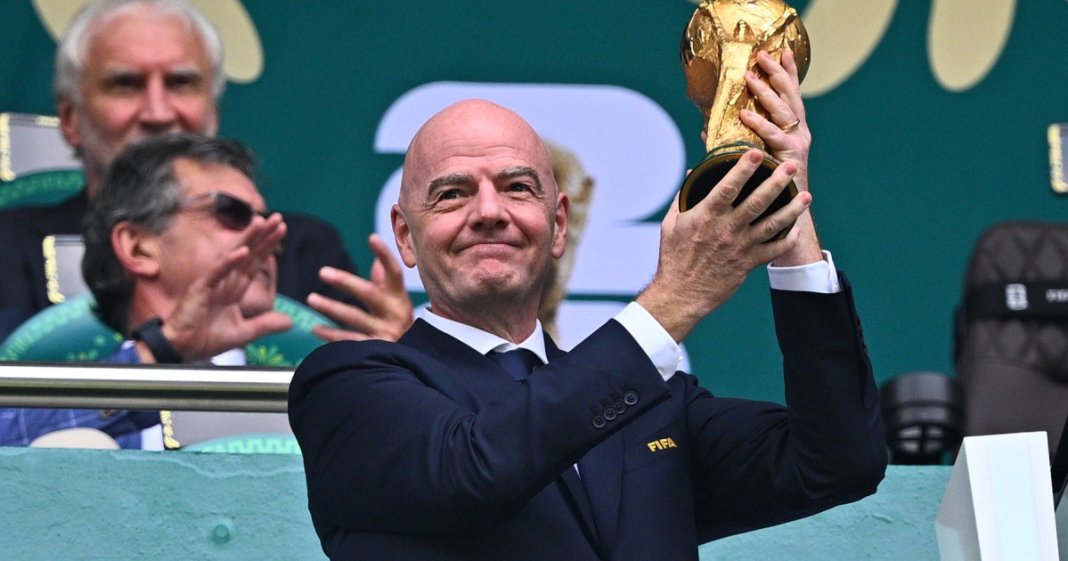 Cum operează, în realitate, planul controversat al lui Infantino și FIFA de „comercializare a Cupei Mondiale”. Funcția...