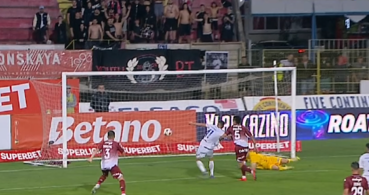 Haos complet la FC Botoșani - Rapid! Două verificări VAR, două eliminări și un penalty acordat după opt minute.