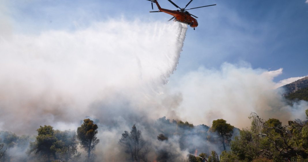 Coliziune între două elicoptere în Grecia, în timpul acțiunii de combatere a unui incendiu devastator