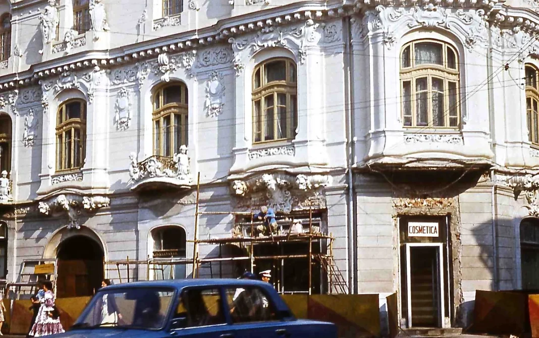 Cum era Casa Mița Biciclista înainte de a deveni un loc elitist: naționalizată de comuniști, a găzduit familii lipsite de adăpost. Cum era Casa Mița Biciclista înainte de a deveni un loc elitist: naționalizată de comuniști, a găzduit familii lipsite de adăpost.