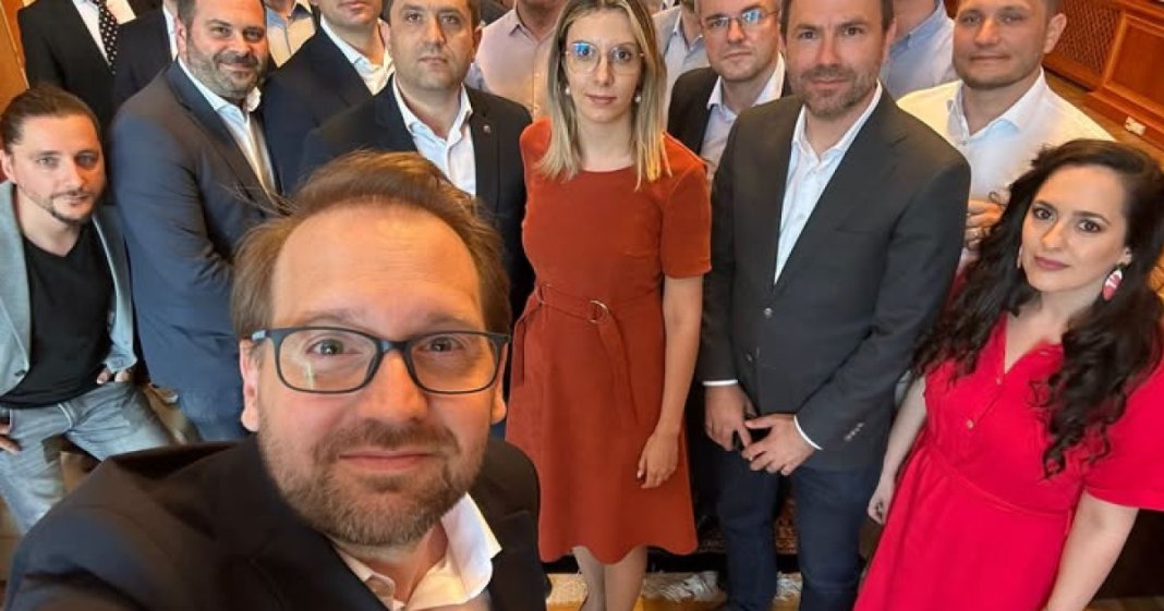 Forțele de dreapta își arată susținerea pentru Dominic Fritz, în urma hotărârii CCR: „Caii nu mor, când doresc câinii”…