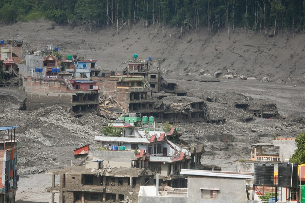 Ghețar colapsat declanșează un seism de 5,2, generând inundații catastrofale în Nepal și Tibet: sute de victime, comunități „inexistente pe hartă” și 1.000 de persoane dispărute.
