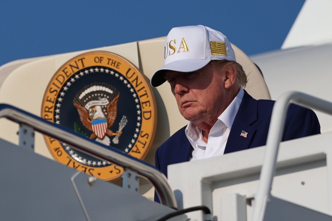 Trump s-a camuflat într-un cărucior de catering pentru a se îmbarca într-un avion secret de la summitul din Turcia, conform strategiei Secret Service.